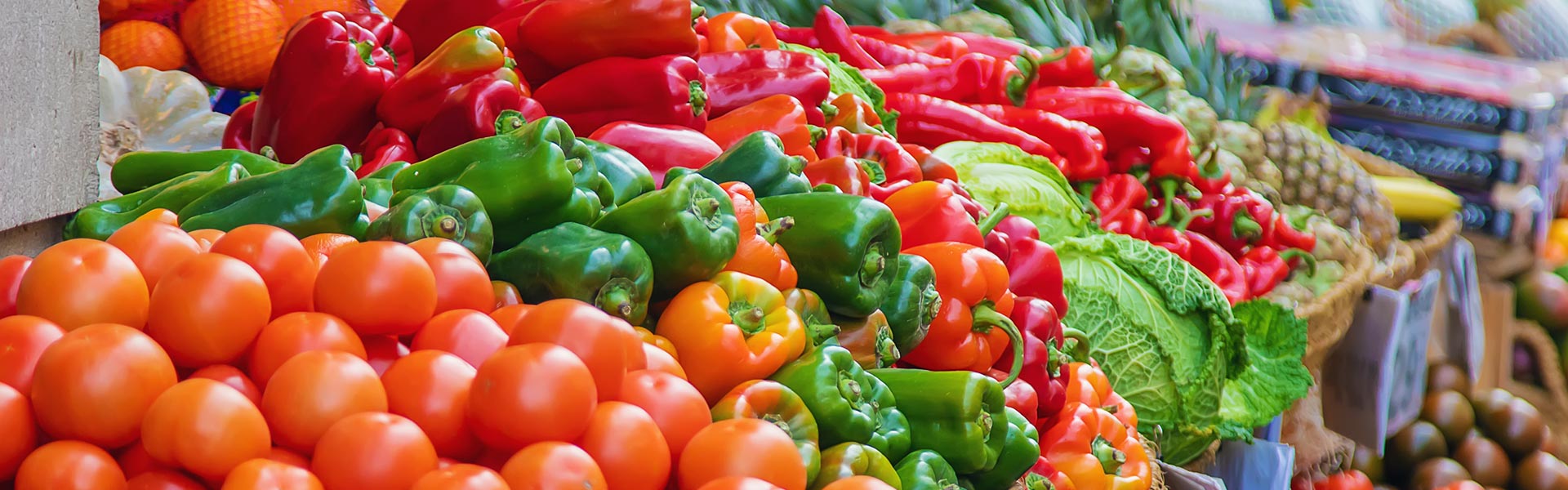Obst und Gemüse aufgereiht im Supermarkt
