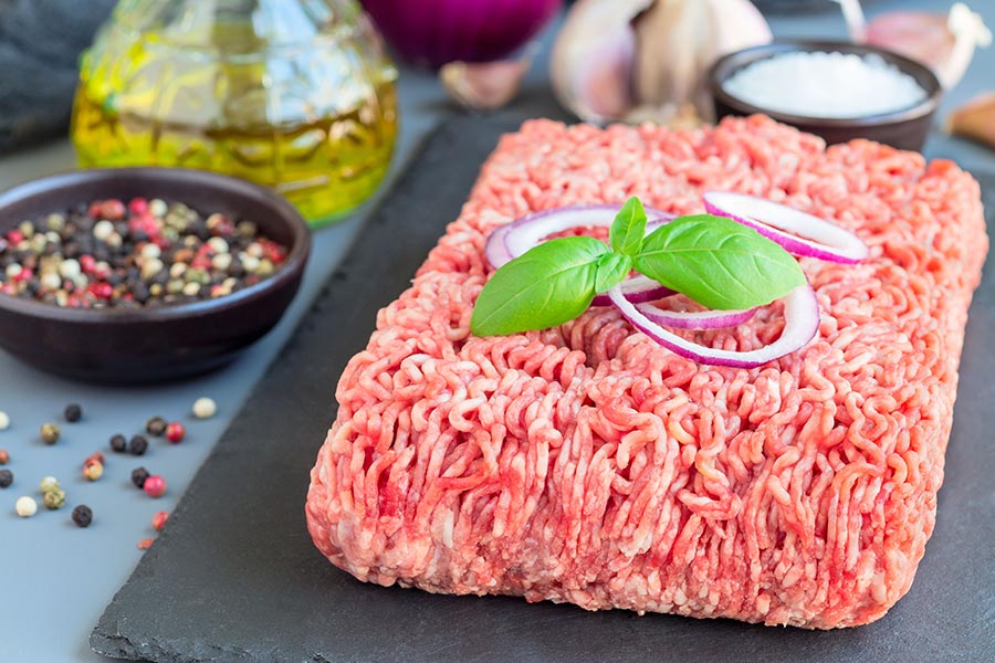 Frisches Hackfleisch auf einem dunklen Steinbrett