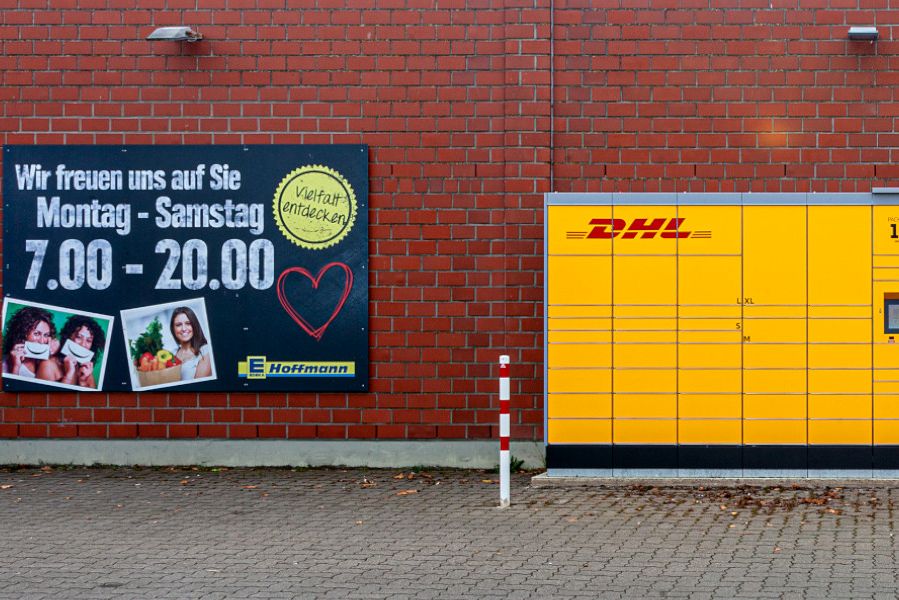 DHL Packstation vor einem EDEKA