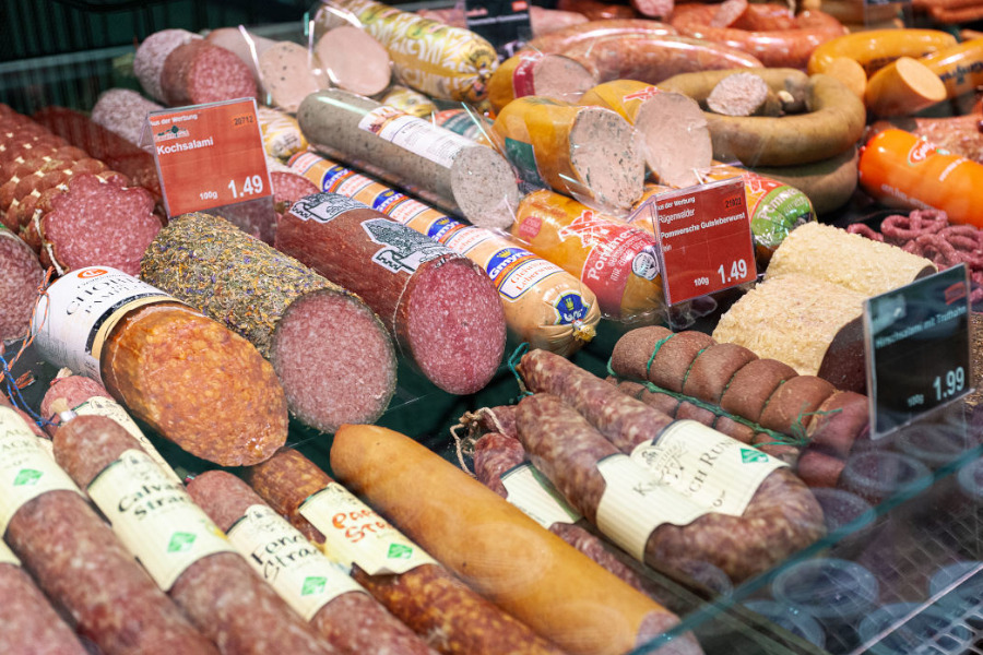 EDEKA Hoffmann in Hötensleben, Wurstwaren in der Frischetheke