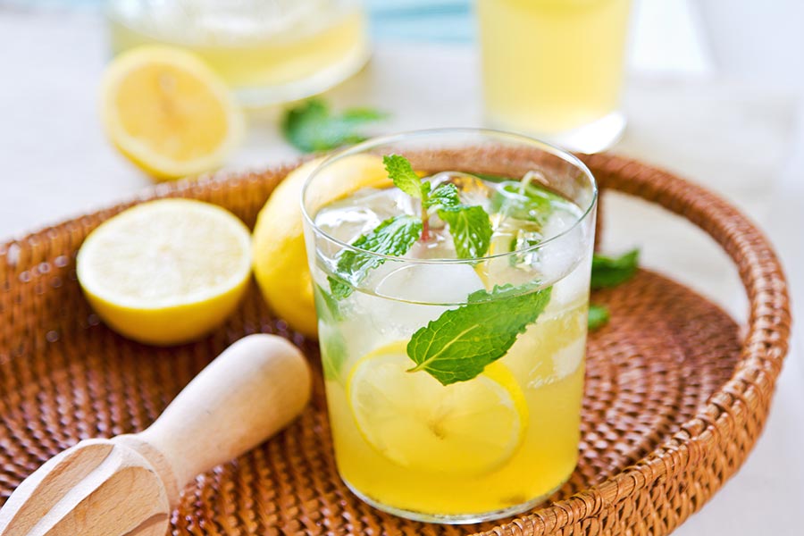 Sommerlimonade auf einem Tablet mit Zitronen