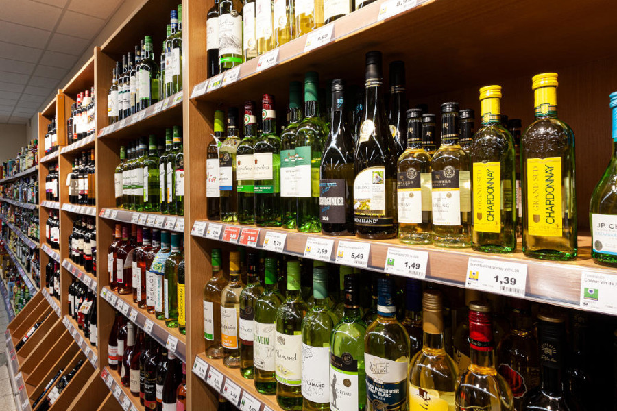 EDEKA Hoffmann in Erxleben, Weinregal